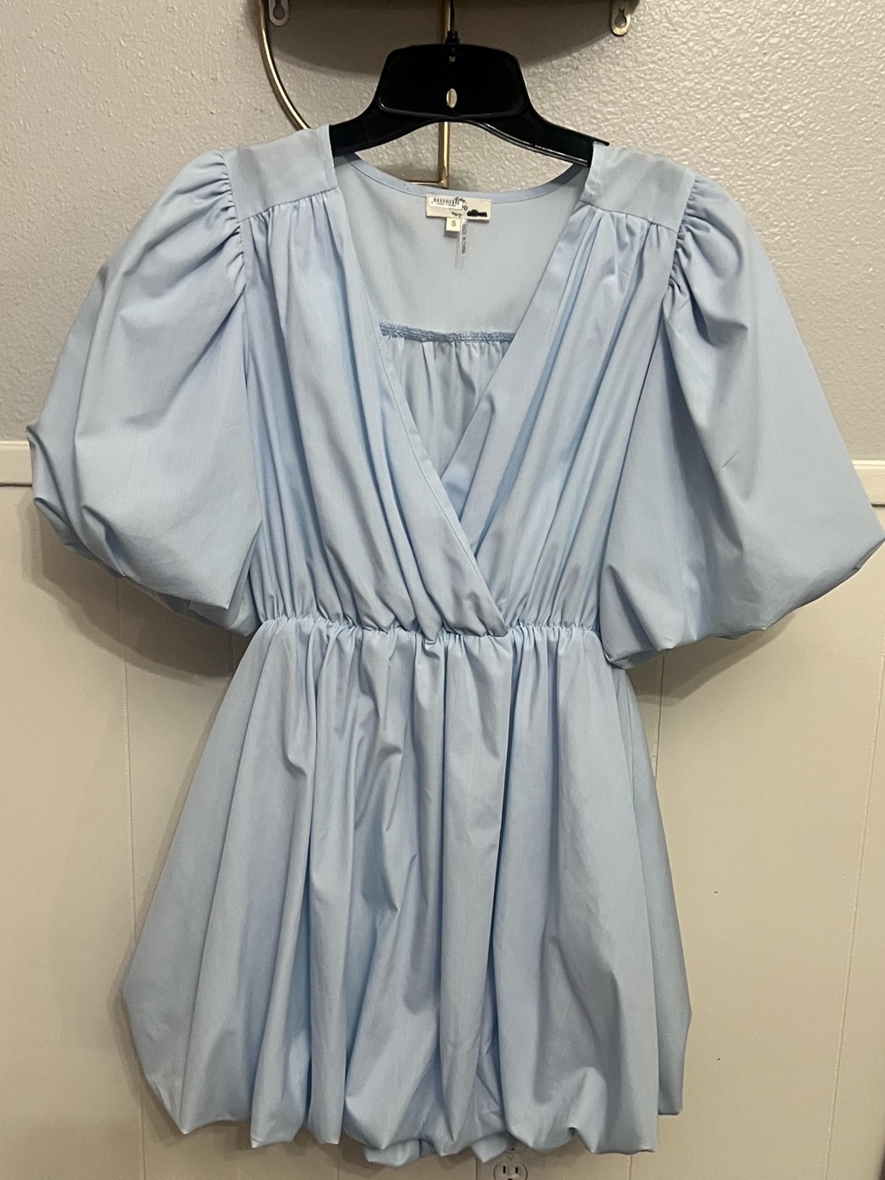 Entro Light Blue Puff Sleeve V-Neck Dress w/POCKETS! Adorable bubble dress!